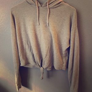 Grey knotted crop top with a hood🦋